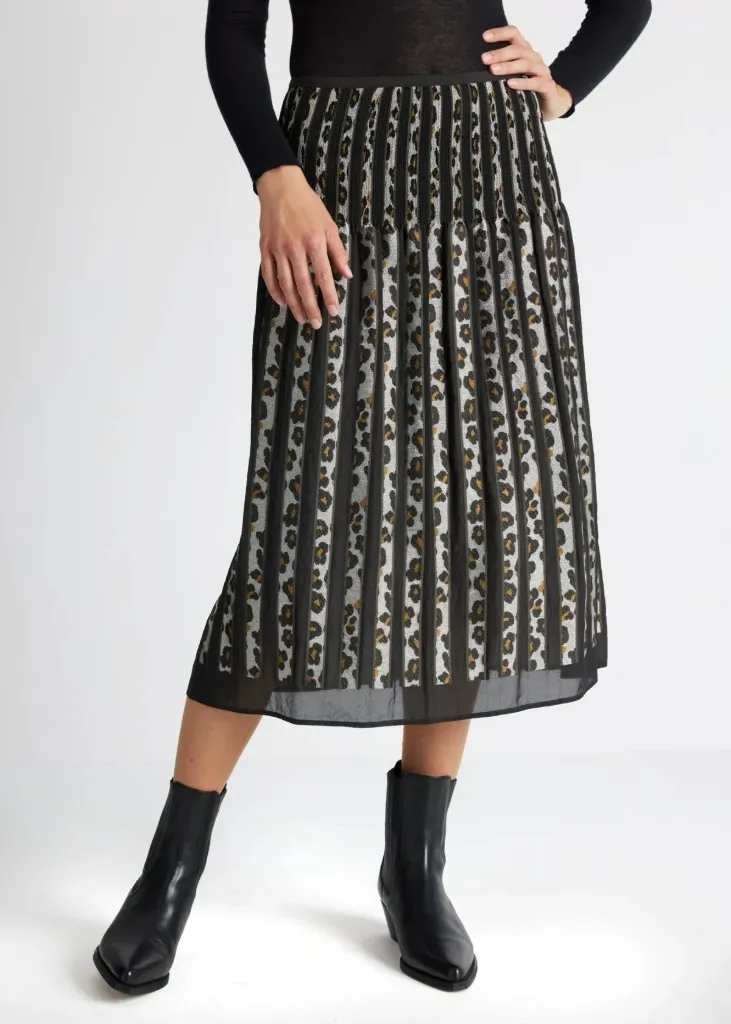 [P3493_LLW13828_PR-One-Size] Plissierter Midirock mit transparentem Overlay und Leo Streifenmuster