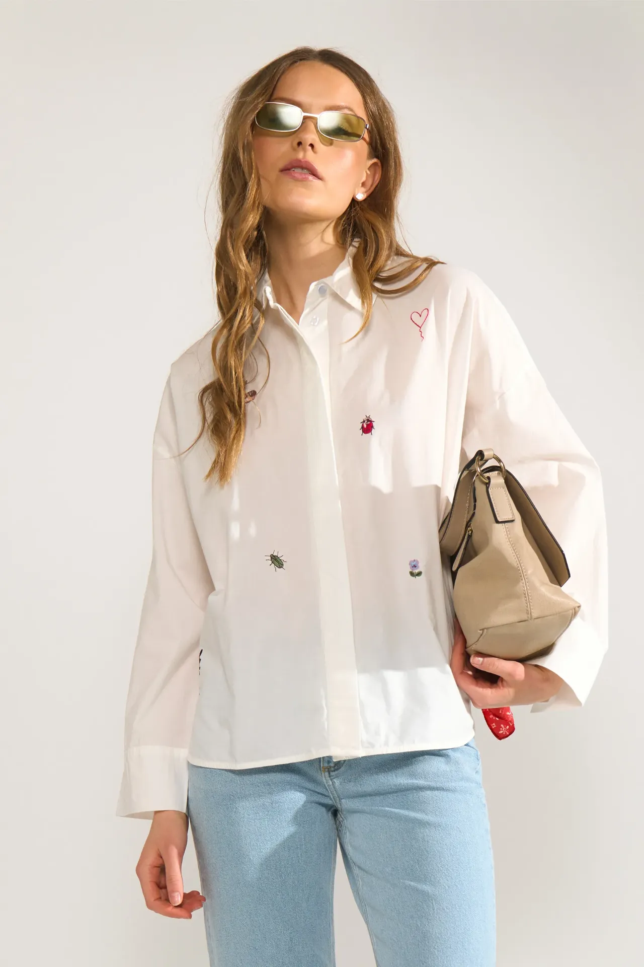 [P3502_707049_WS-XS/S] NUTENJA Lässige Bluse mit süssen Stick-Elementen (Weiss, XS/S)