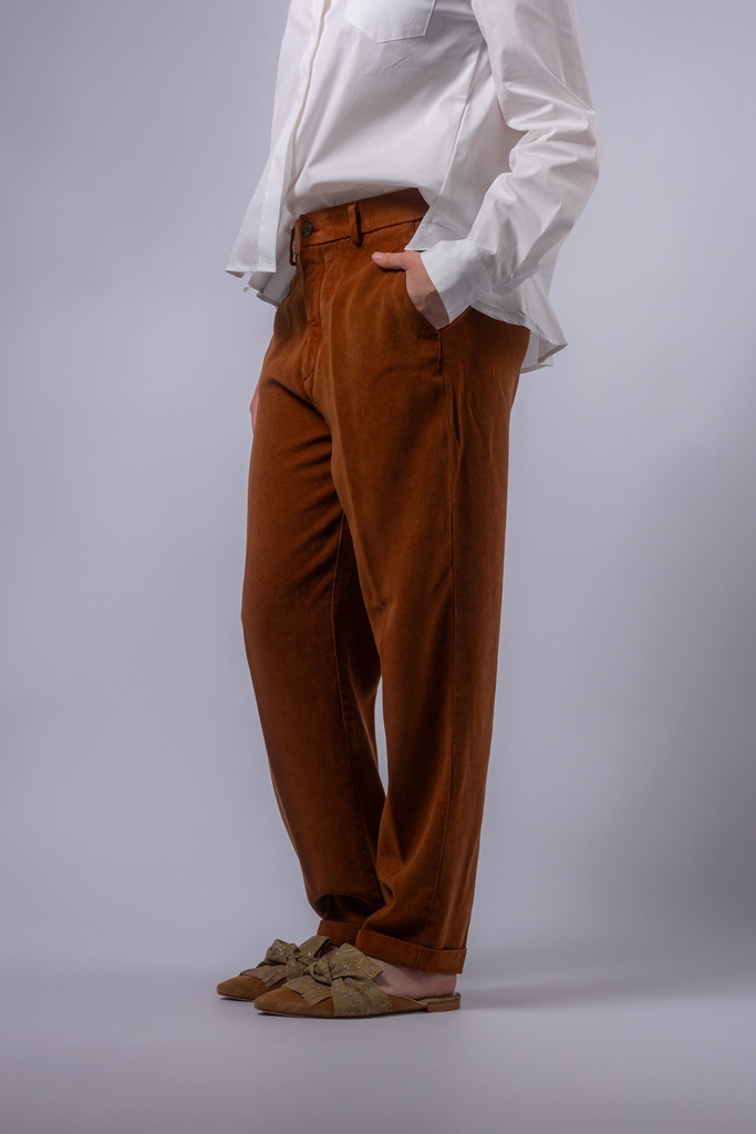 Moderne verkürzte Chino- Hose