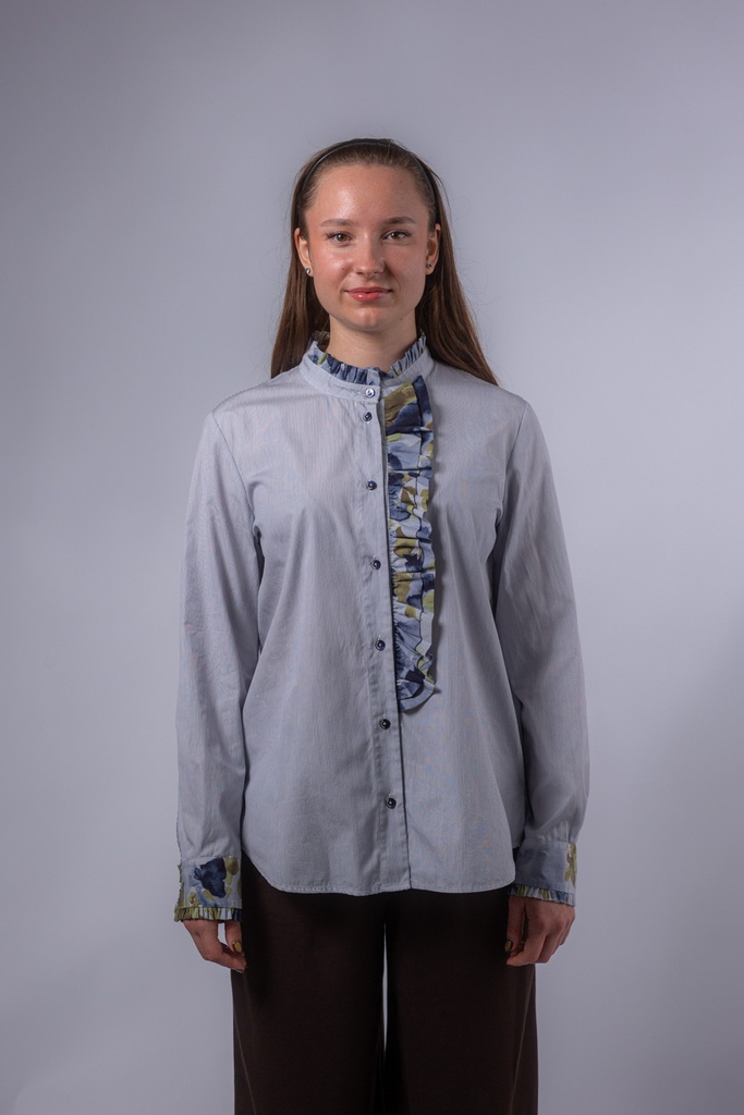 Bluse mit Stehkragen und Volants