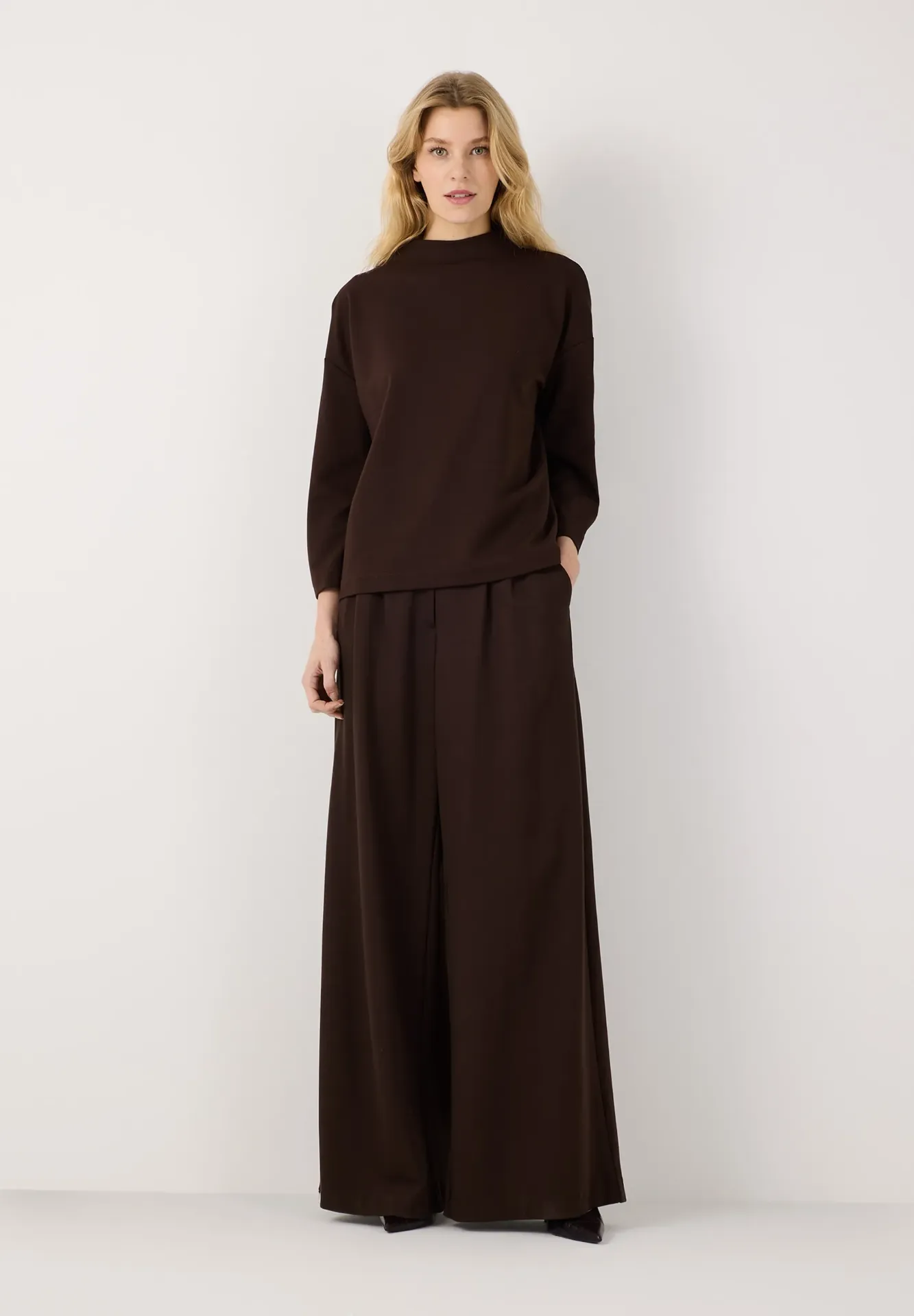 Dunkelbraune Jerseyhose mit weitem Bein